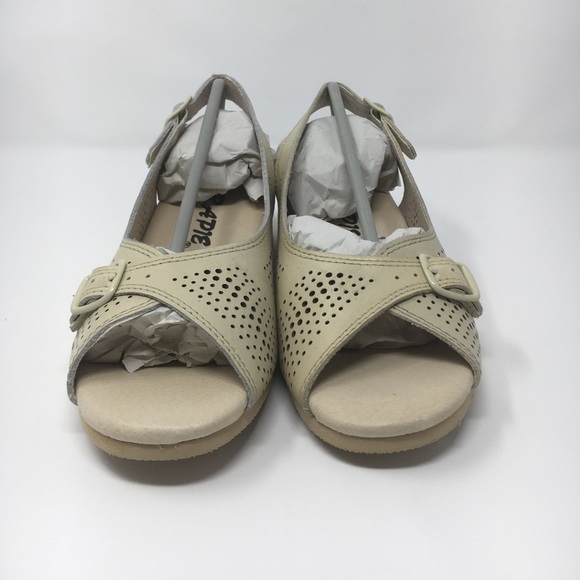 Lovely leather-like flats perfect for work. - Picture 2 of 9